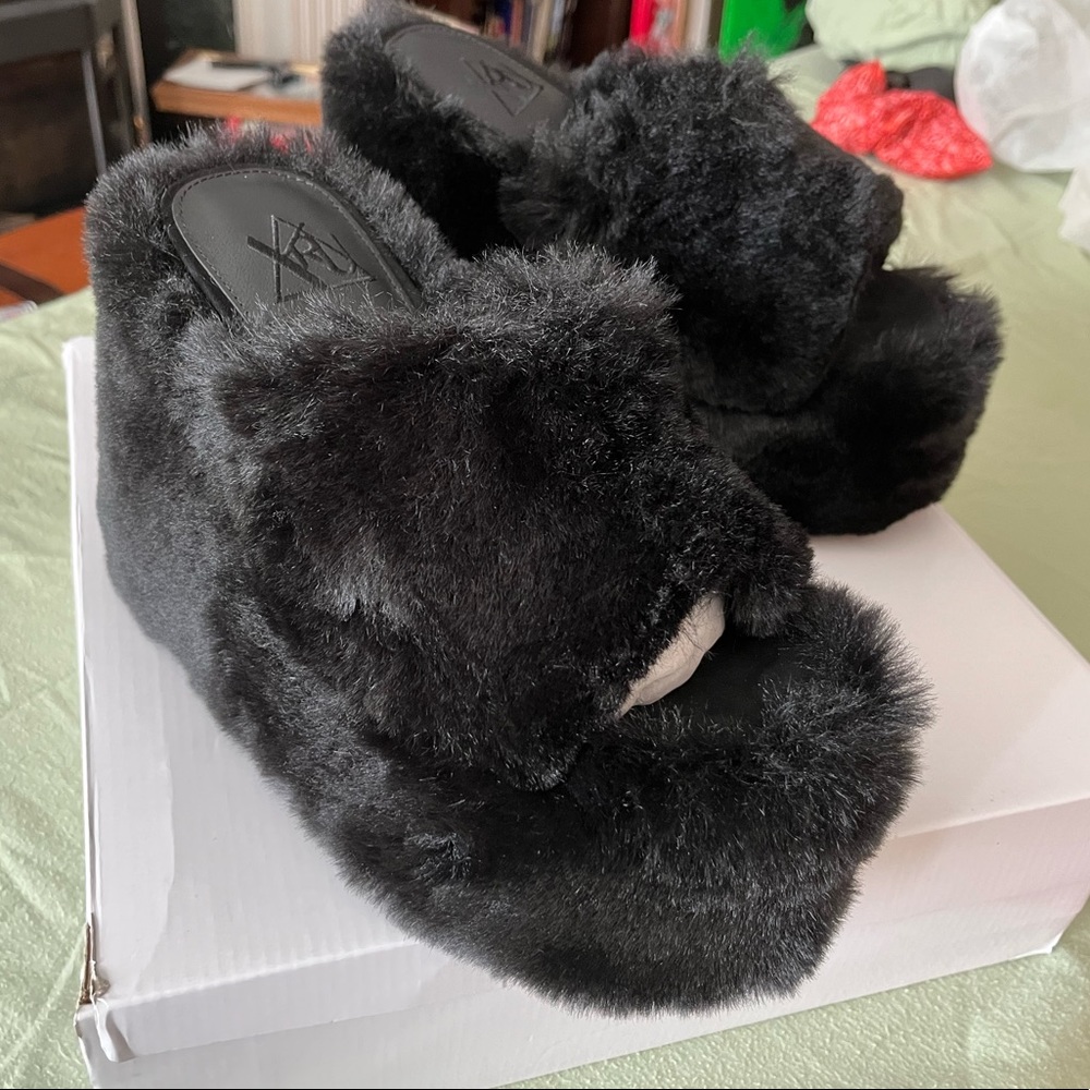 YRU Gravity Faux Fur Slides - Picture 1 of 8